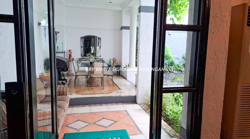 Rumah Siap Huni Lokasi Prime di Pondok Indah