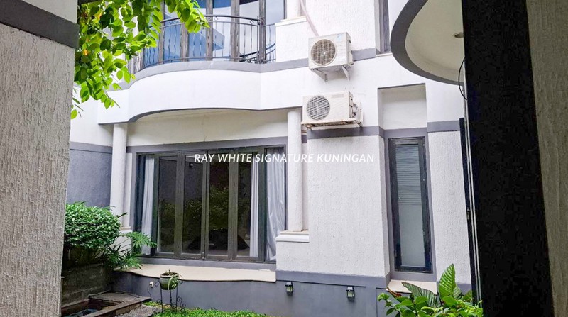 Rumah Siap Huni Lokasi Prime di Pondok Indah