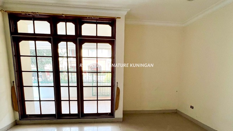 Rumah Lama Terawat di Pondok Indah, Jakarta Selatan