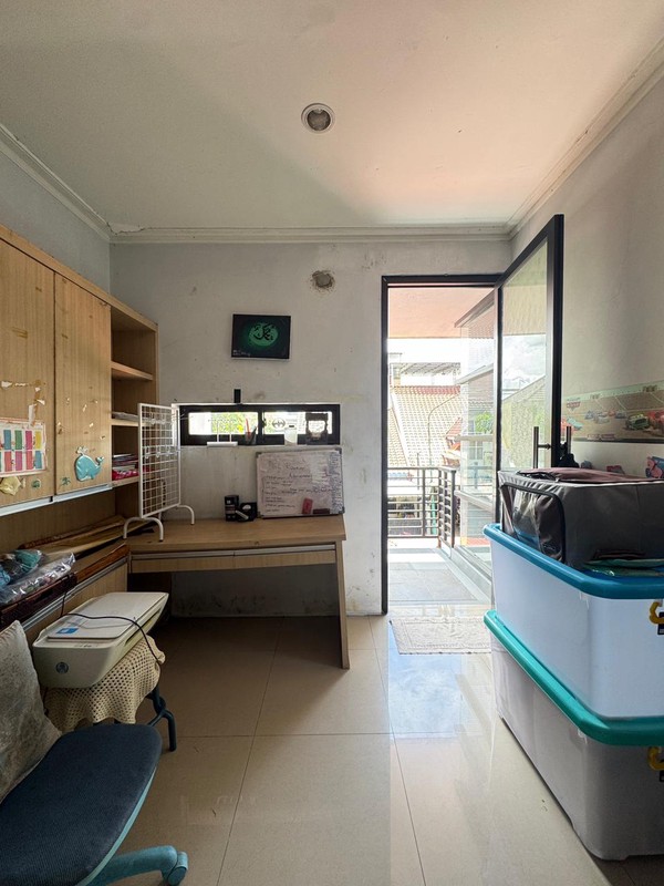 Rumah 3 Lantai dalam Komplek Pondok Cabe