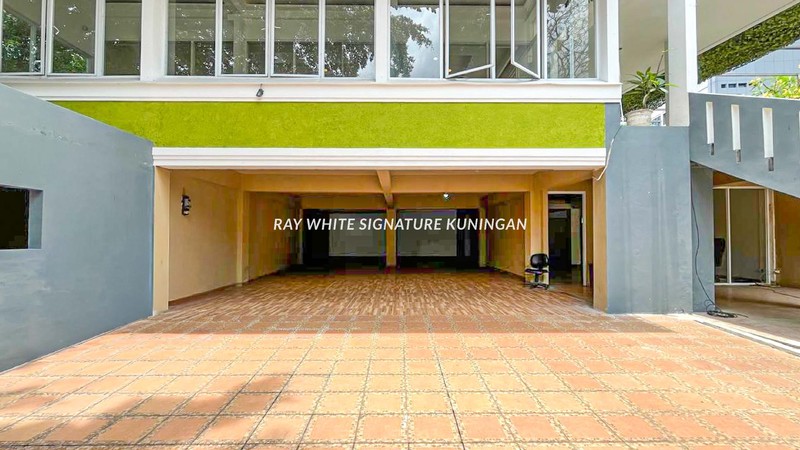 Rumah Design Tropical Modern Siap Huni 3 Lantai di Pondok Indah