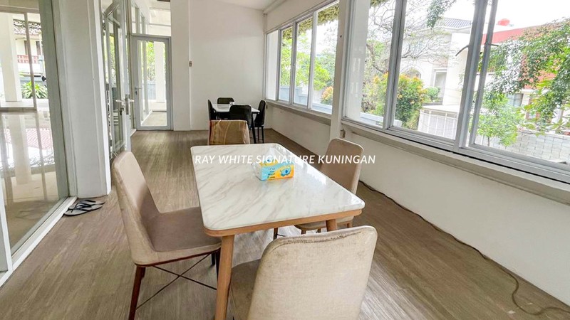 Rumah Design Tropical Modern Siap Huni 3 Lantai di Pondok Indah