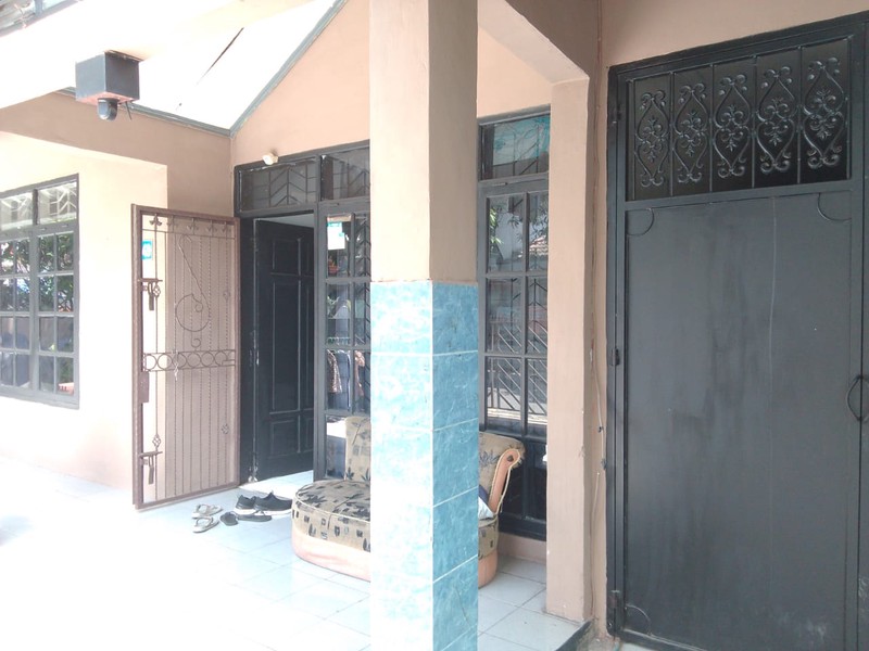 Rumah Besar di Komplek Margahayu Raya Soekarno Hatta