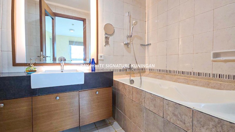 Apartemen Sahid Sudirman Residence Mid-floor 3 BR Full Furnished