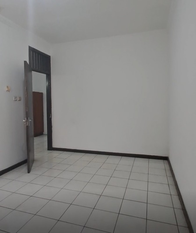 Rumah Cluster Pinggir Jalan Raya Strategis Dekat Ke Stasiun Kereta Api