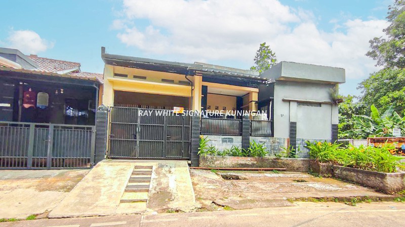 Rumah Lama Siap Huni Akses Strategis di Kramat Jati