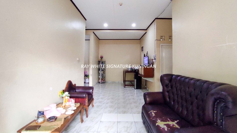 Rumah Lama Siap Huni Akses Strategis di Kramat Jati