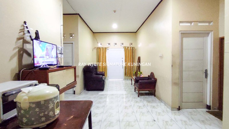 Rumah Lama Siap Huni Akses Strategis di Kramat Jati