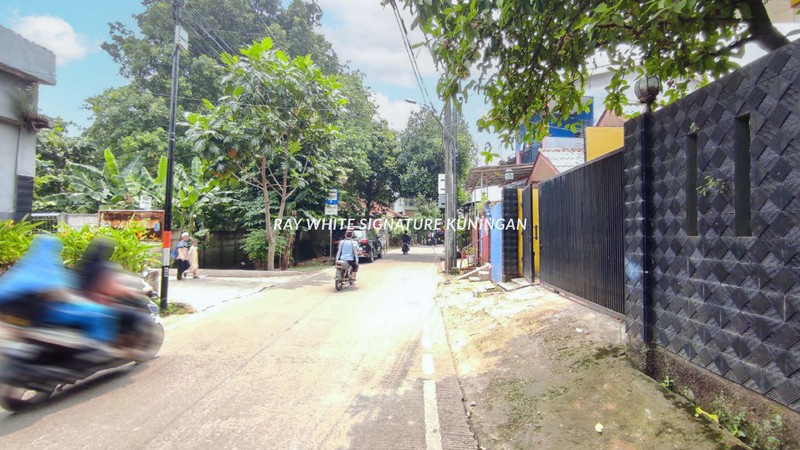 Rumah Lama Siap Huni Akses Strategis di Kramat Jati