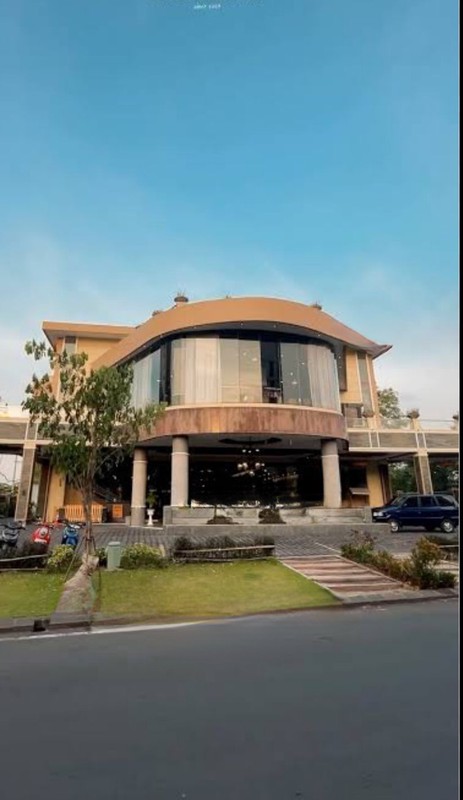 Disewakan Gedung Ex Resto Sidoarjo Kota - Raya Kahuripan Nirwana -kapasitas Ballroom 1000 Orang - Nol Jalan Raya - Parkiran Mobil Luas - 4 Unit Lift - Furnished Cocok Buat Segala Usaha