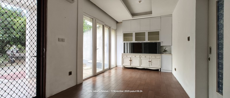 Dijual rumah cantik 2 tingkat dengan 3 parkir di bintaro permai dekat ke 4 toll