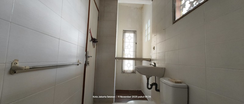 Dijual rumah cantik 2 tingkat dengan 3 parkir di bintaro permai dekat ke 4 toll