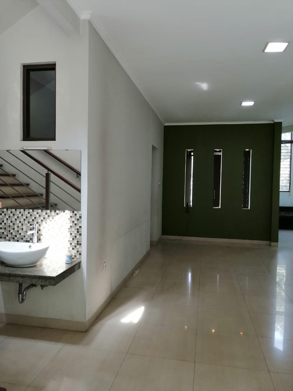 Rumah 2 Lantai di Komplek Pondok Hijau