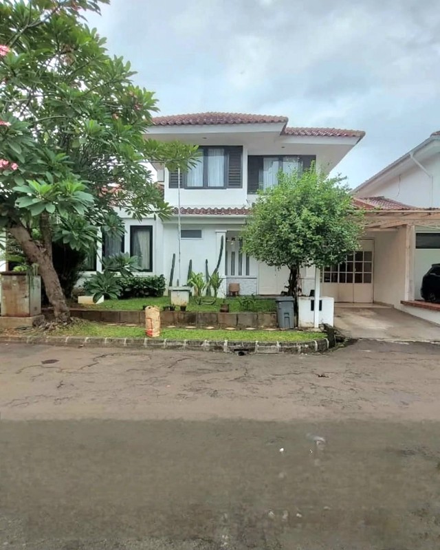 Rumah Cantik Bersih Siap Huni di Bintaro Jaya dengan Luas 216 m2 dan Bangunan 200 m2 Surat SHM KT 3+1 dan KM 3+1