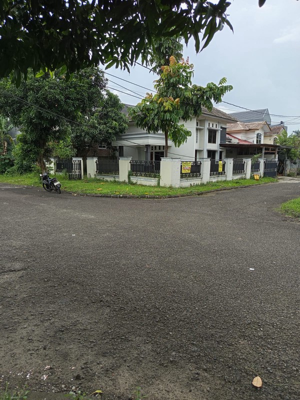 Dijual Rumah Posisi Hoek Dan Siap Huni Jl. Picasso , Citra Raya - Tangerang