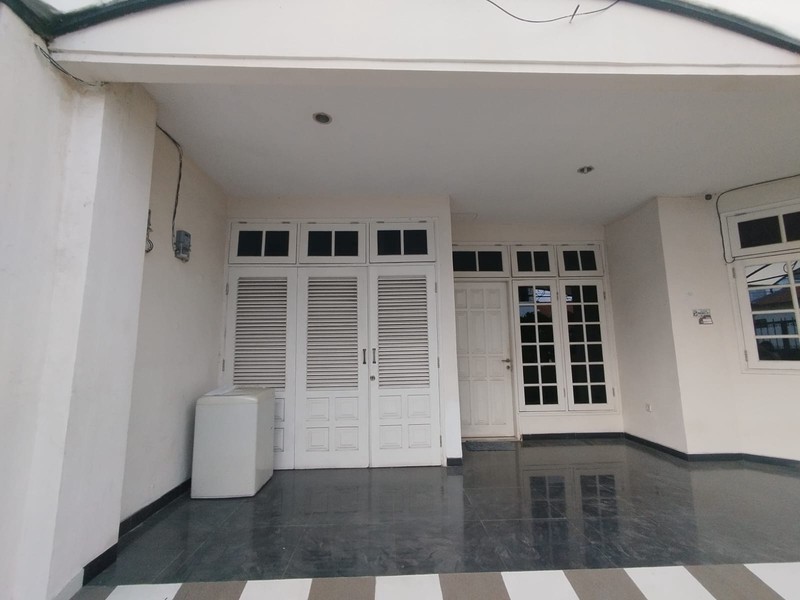 Dijual Rumah Full Furnish di Darmo Permai Selatan Surabaya