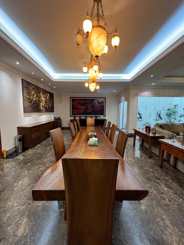 GEDUNG DIJUAL JALAN PAKUBUWONO KEBAYORAN BARU JAKARTA SELATAN