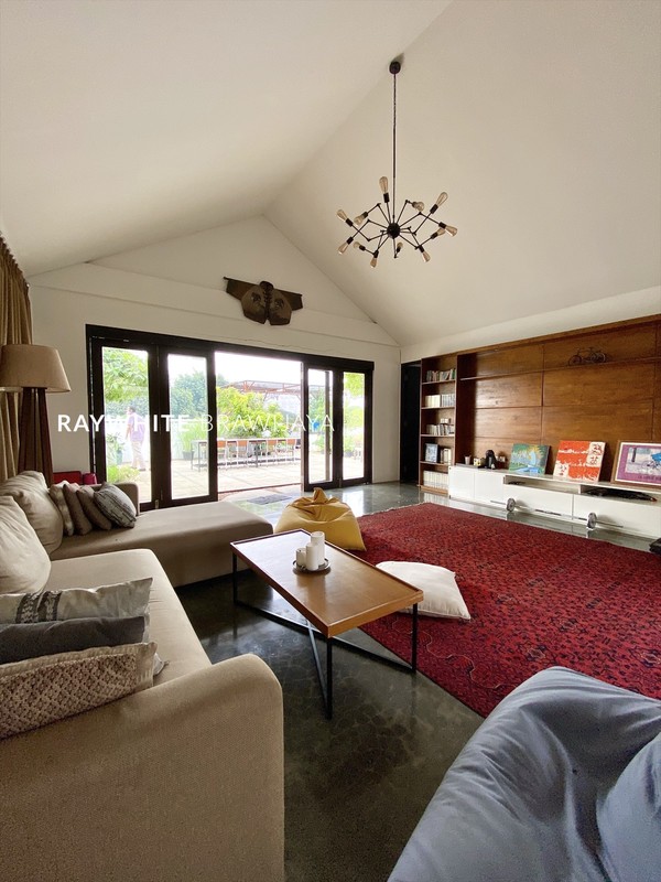 Rumah Luxury Modern Tropical Living Area Kemang 