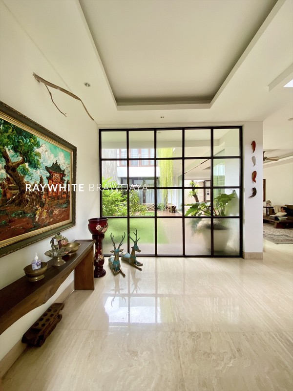 Rumah Luxury Modern Tropical Living Area Kemang 