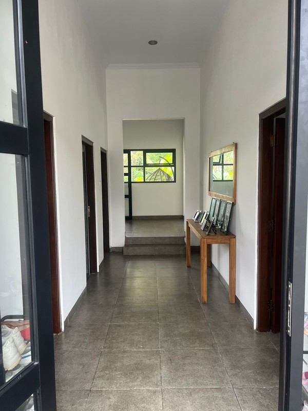 Villa Modern Tropis dengan Kolam Renang Pribadi di Turi Sleman