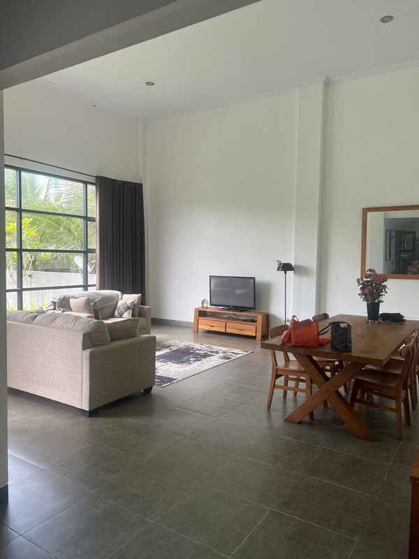 Villa Modern Tropis dengan Kolam Renang Pribadi di Turi Sleman