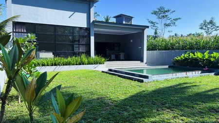 Villa Modern Tropis dengan Kolam Renang Pribadi di Turi Sleman
