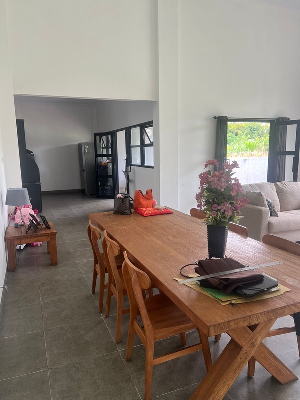 Villa Modern Tropis dengan Kolam Renang Pribadi di Turi Sleman