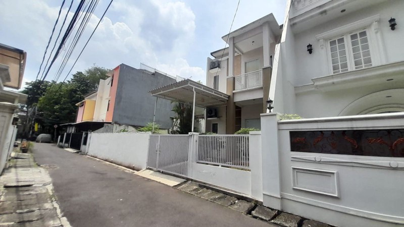 Rumah Cantik 2 Lantai di Tebet Jakarta Selatan, Bergaya Minimalis Asri, Bagus Terawat, Istimewa Siap Huni, SHM, Mudah Akses