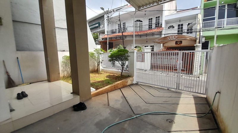 Rumah Cantik 2 Lantai di Tebet Jakarta Selatan, Bergaya Minimalis Asri, Bagus Terawat, Istimewa Siap Huni, SHM, Mudah Akses