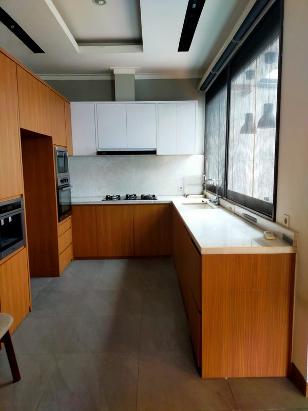 RUmah 2 Lantai, Bagus, dalam Cluster keamanan 24 Jam di Bintaro