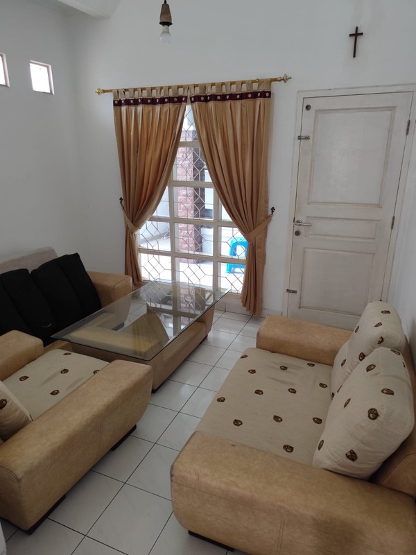 Rumah dekat Sekolah, pinggir jalan cocok untuk usaha, dan bisa dijadikan RUKO