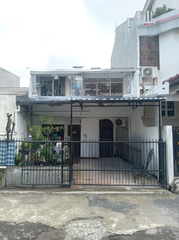 Rumah standart 2 lantai masih layak huni ,Nego di Kelapa Molek 