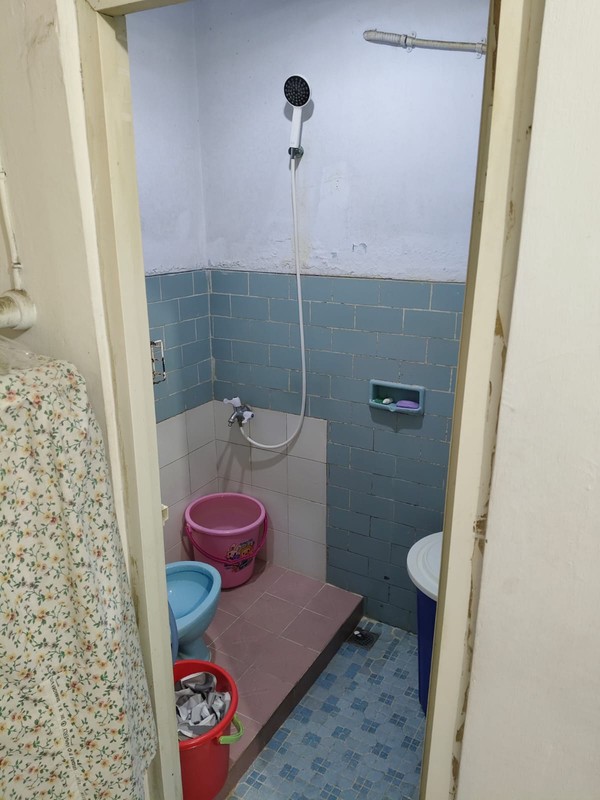 Rumah standart 2 lantai masih layak huni ,Nego di Kelapa Molek 