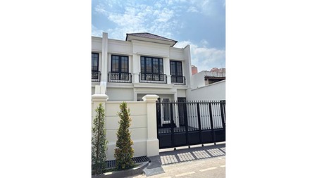 Rumah Brand New type American classic di Cempaka Putih Tengah