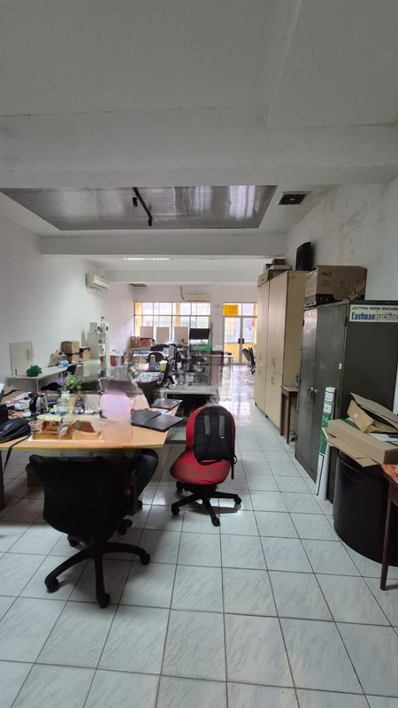 Dijual cepat ruko 3 lantai di jl Sukarjo Wiryopranoto, jakarta barat , lokasi strategis pinggir jalan raya