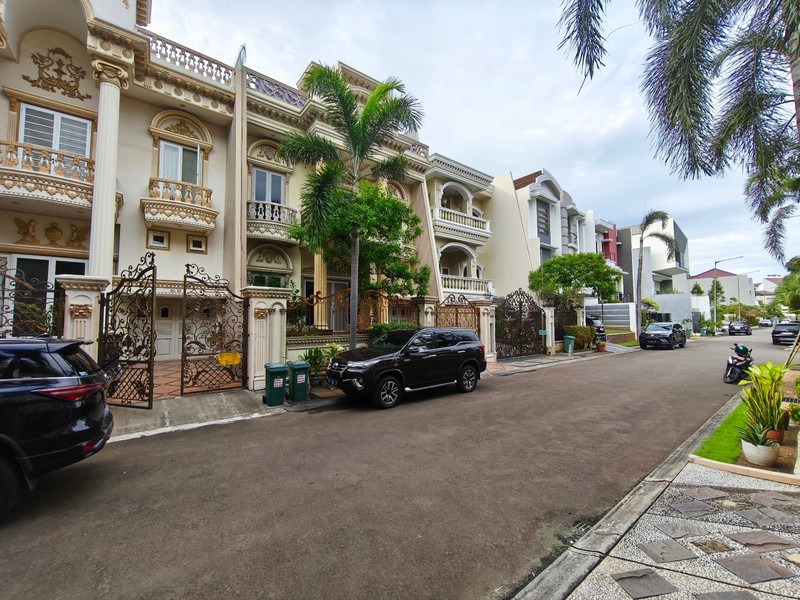 Rumah Bukit Gading Mediterania, Kelapa Gading