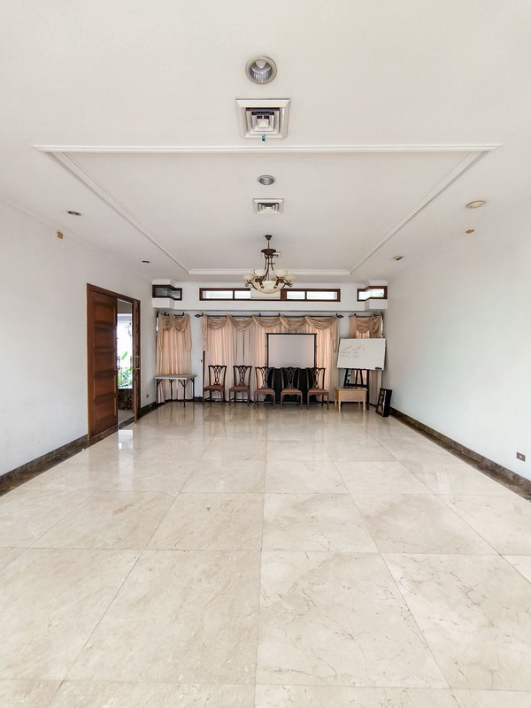 Rumah dengan Pool di Pondok Indah Jakarta Selatan