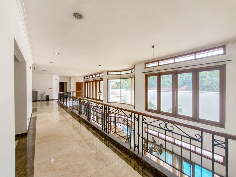 Rumah dengan Pool di Pondok Indah Jakarta Selatan