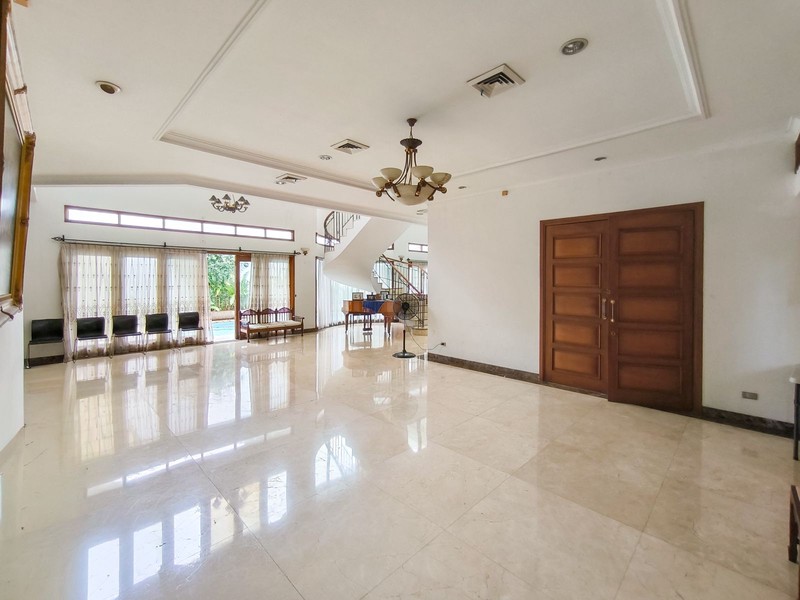 Rumah dengan Pool di Pondok Indah Jakarta Selatan