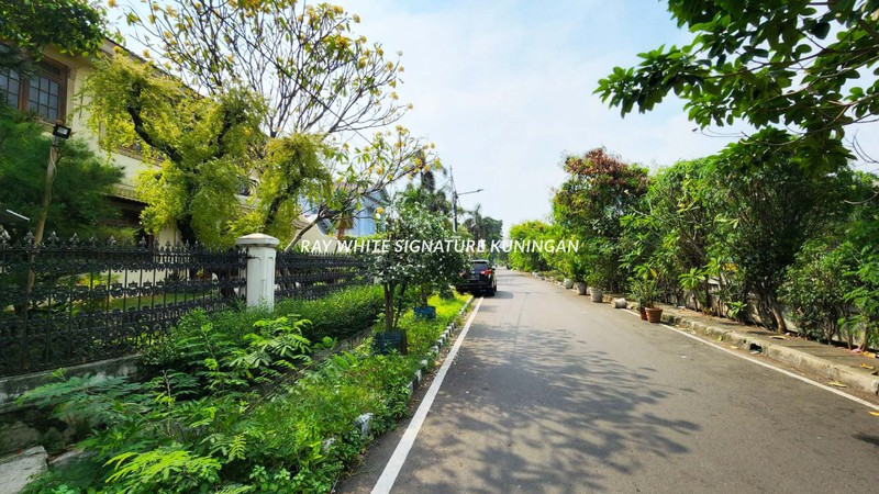 Rumah Hook dengan Lingkungan yang Tenang dan Asri di Cempaka Putih Tengah