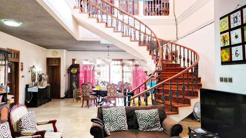 Rumah Hook dengan Lingkungan yang Tenang dan Asri di Cempaka Putih Tengah