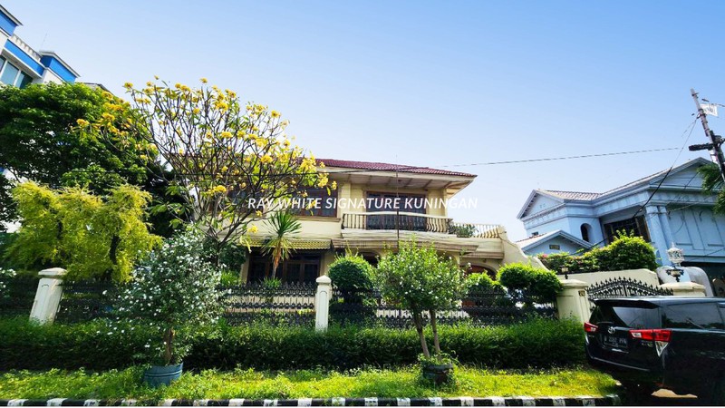 Rumah Hook dengan Lingkungan yang Tenang dan Asri di Cempaka Putih Tengah