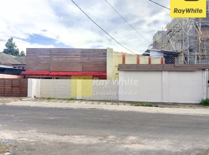 Bangunan ruang usaha di Pahoman