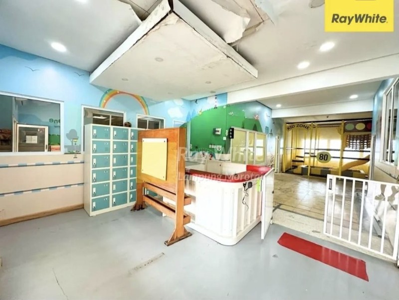 Bangunan ruang usaha di Pahoman