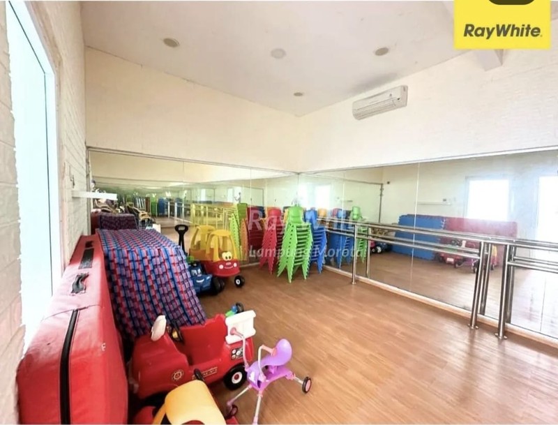 Bangunan ruang usaha di Pahoman