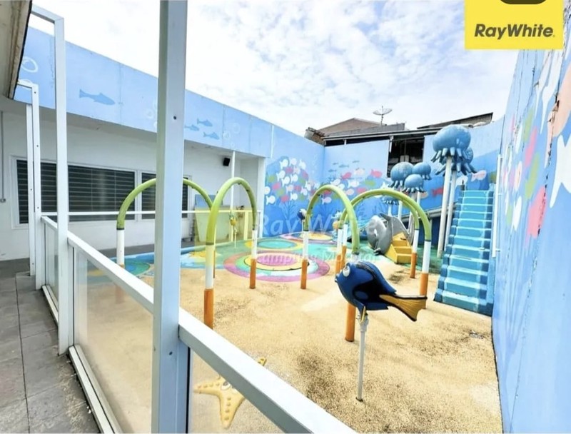 Bangunan ruang usaha di Pahoman