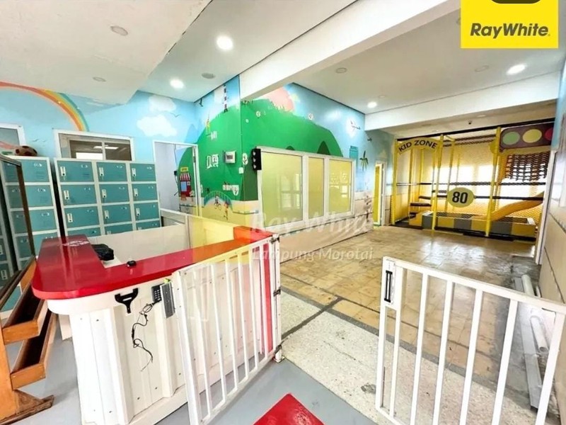 Bangunan ruang usaha di Pahoman