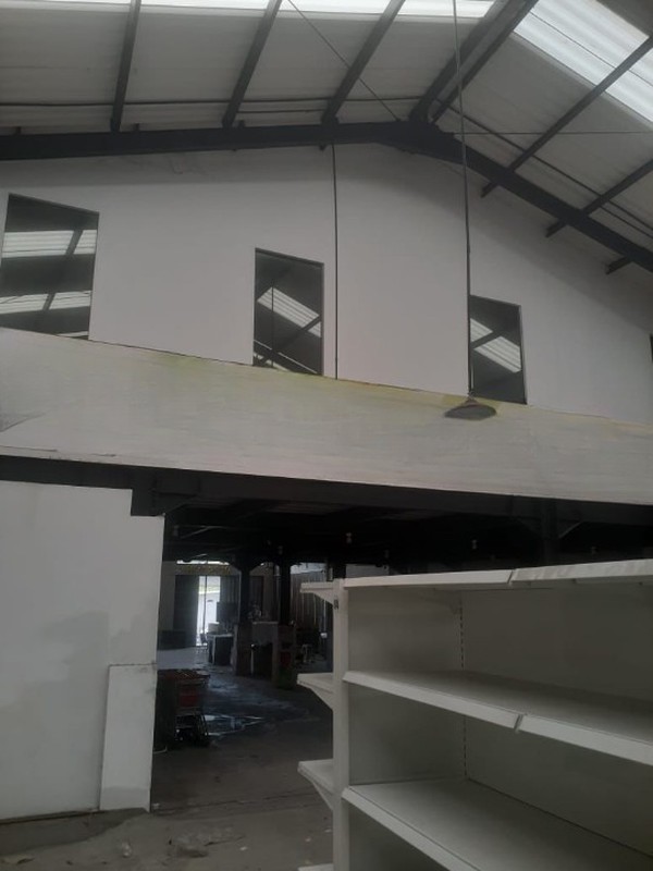 Disewakan Bangunan Ex Supermarket - Lokasi Strategis & Premium di Menganti Surabaya Barat