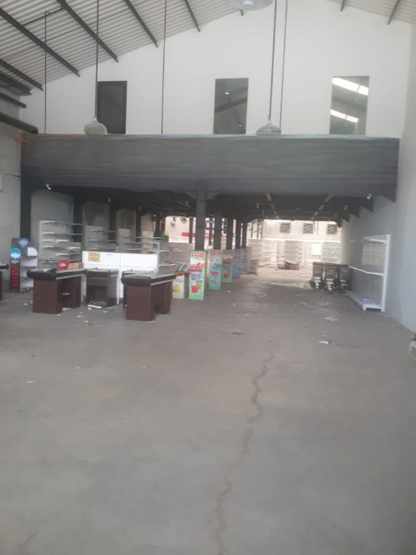 Disewakan Bangunan Ex Supermarket - Lokasi Strategis & Premium di Menganti Surabaya Barat