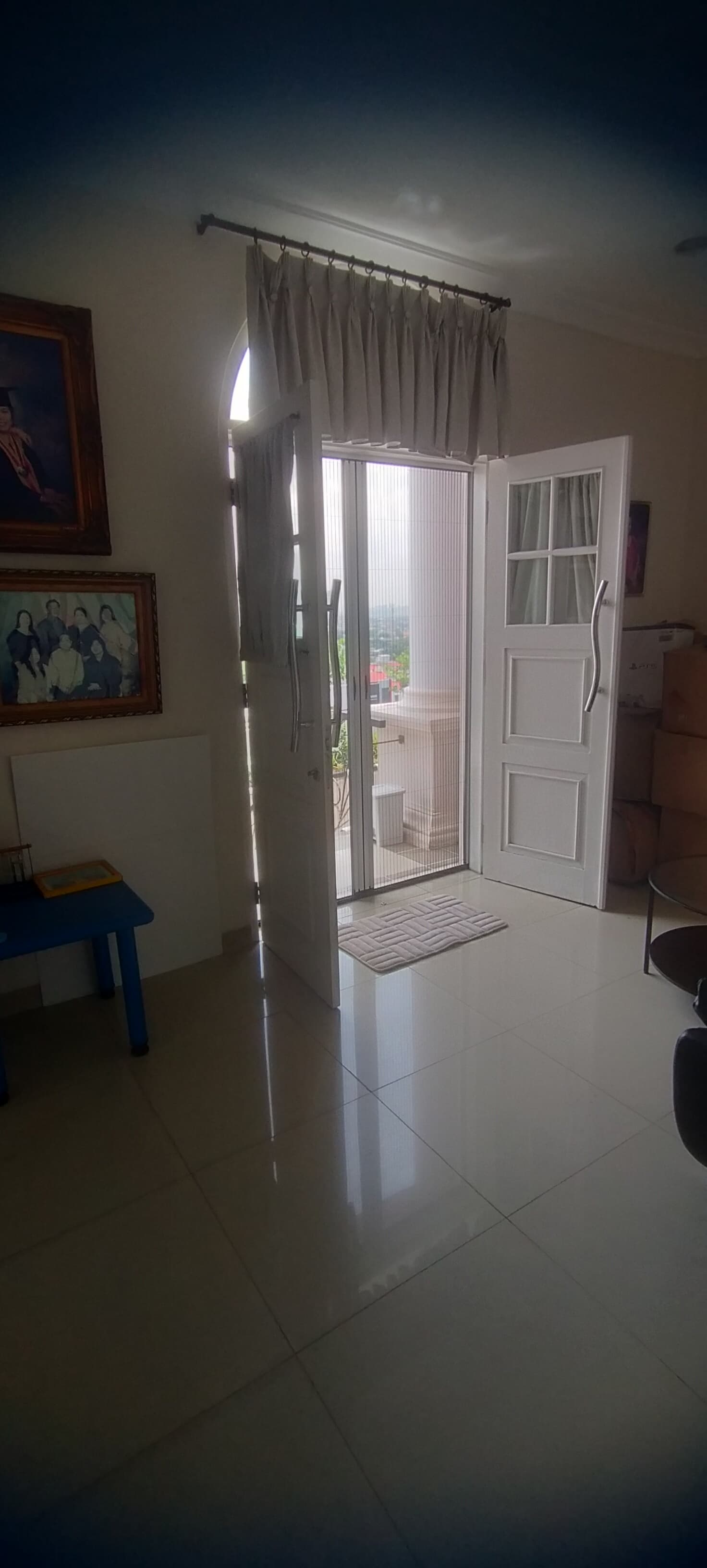 Rumah cluster 3 lantai semi furnished , Lokasi Ok di The Villas Kelapa Gading